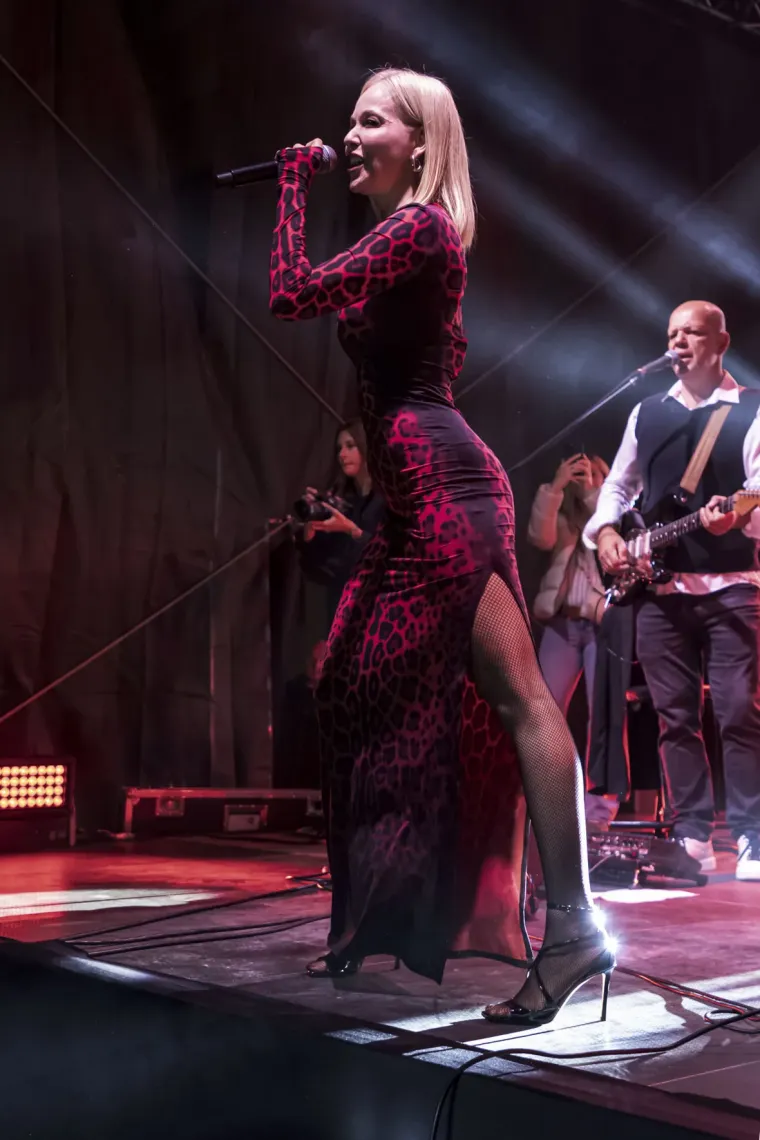 Jelena Rozga u pripijenoj haljini napravila dernek: Dočekali je ovacijama, mahalo se poklonima