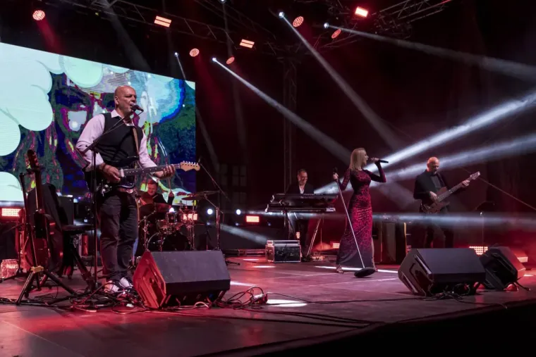 Jelena Rozga u pripijenoj haljini napravila dernek: Dočekali je ovacijama, mahalo se poklonima