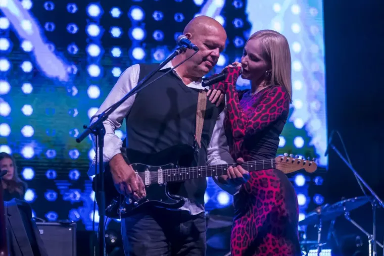 Jelena Rozga u pripijenoj haljini napravila dernek: Dočekali je ovacijama, mahalo se poklonima