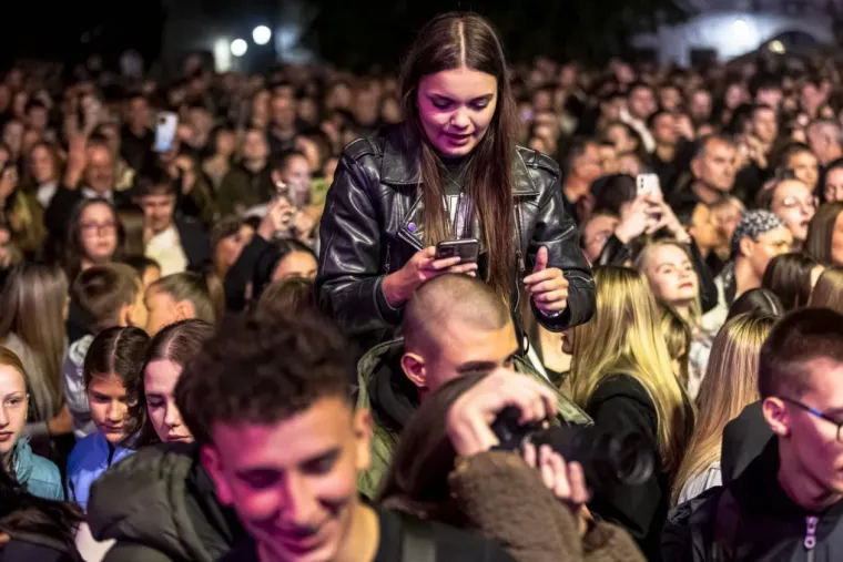 Jelena Rozga u pripijenoj haljini napravila dernek: Dočekali je ovacijama, mahalo se poklonima