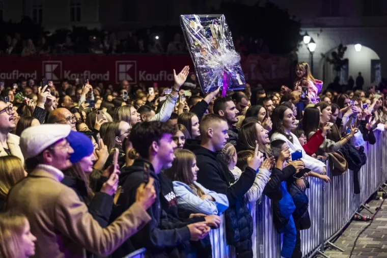 Jelena Rozga u pripijenoj haljini napravila dernek: Dočekali je ovacijama, mahalo se poklonima