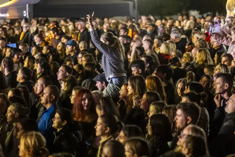 Jelena Rozga u pripijenoj haljini napravila dernek: Dočekali je ovacijama, mahalo se poklonima