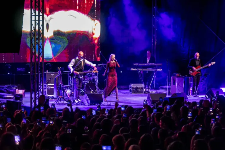 Jelena Rozga u pripijenoj haljini napravila dernek: Dočekali je ovacijama, mahalo se poklonima