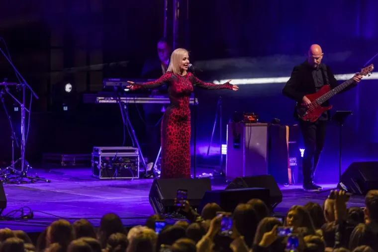 Jelena Rozga u pripijenoj haljini napravila dernek: Dočekali je ovacijama, mahalo se poklonima