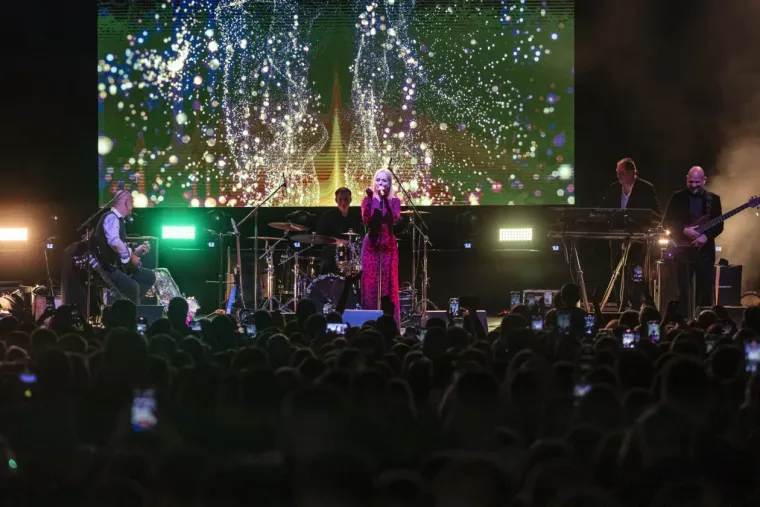 Jelena Rozga u pripijenoj haljini napravila dernek: Dočekali je ovacijama, mahalo se poklonima