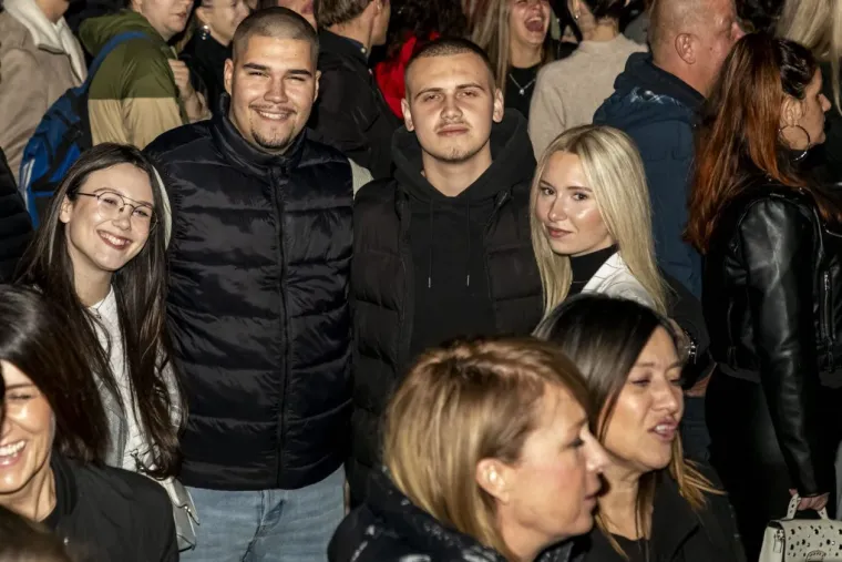 Jelena Rozga u pripijenoj haljini napravila dernek: Dočekali je ovacijama, mahalo se poklonima