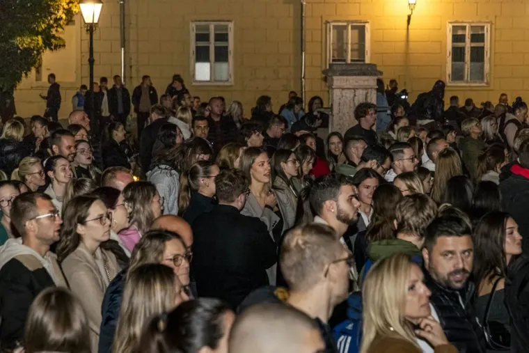 Jelena Rozga u pripijenoj haljini napravila dernek: Dočekali je ovacijama, mahalo se poklonima