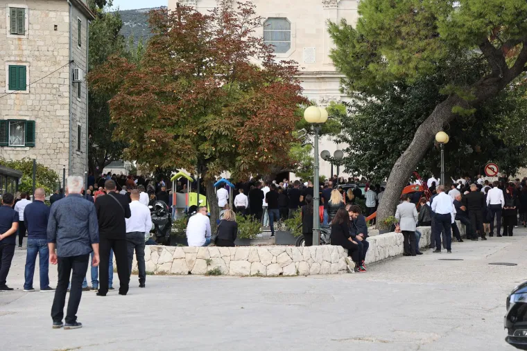 Dalmacija zavijena u crno: Pogledajte posljednji ispraćaj poginulih planinara