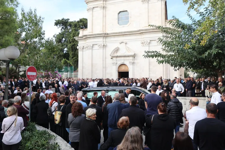Dalmacija zavijena u crno: Pogledajte posljednji ispraćaj poginulih planinara