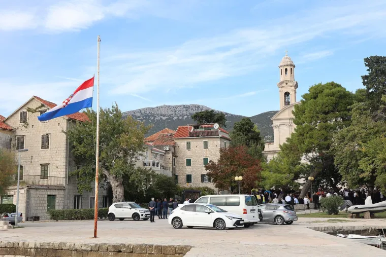 Dalmacija zavijena u crno: Pogledajte posljednji ispraćaj poginulih planinara