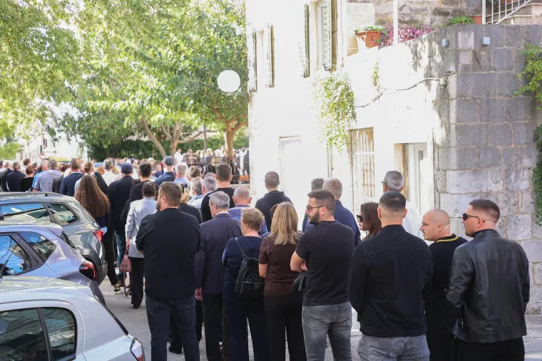 Dalmacija zavijena u crno: Pogledajte posljednji ispraćaj poginulih planinara