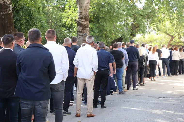 Dalmacija zavijena u crno: Pogledajte posljednji ispraćaj poginulih planinara