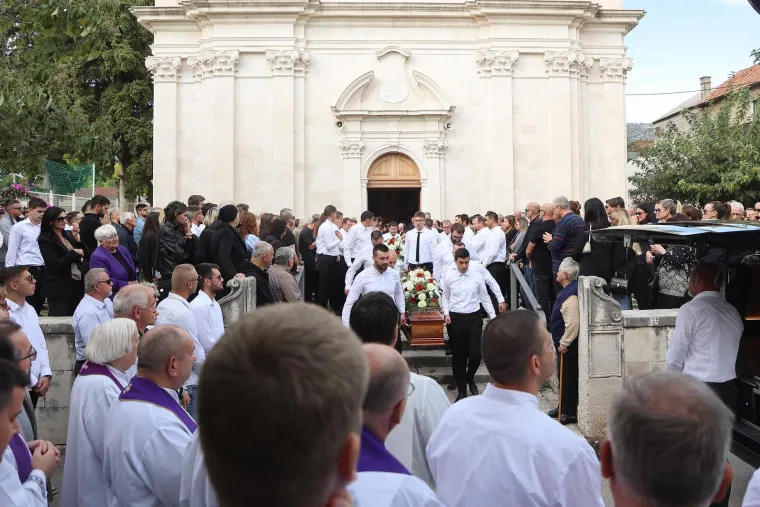 Dalmacija zavijena u crno: Pogledajte posljednji ispraćaj poginulih planinara