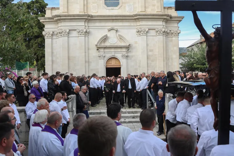 Dalmacija zavijena u crno: Pogledajte posljednji ispraćaj poginulih planinara