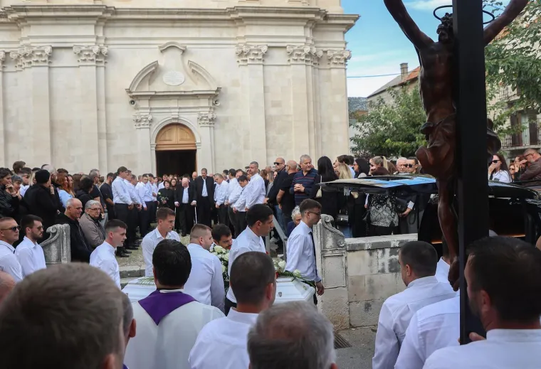 Dalmacija zavijena u crno: Pogledajte posljednji ispraćaj poginulih planinara
