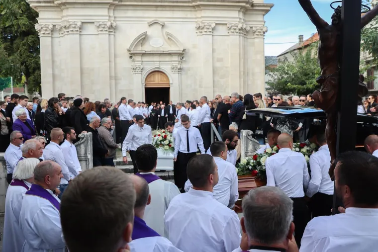 Dalmacija zavijena u crno: Pogledajte posljednji ispraćaj poginulih planinara