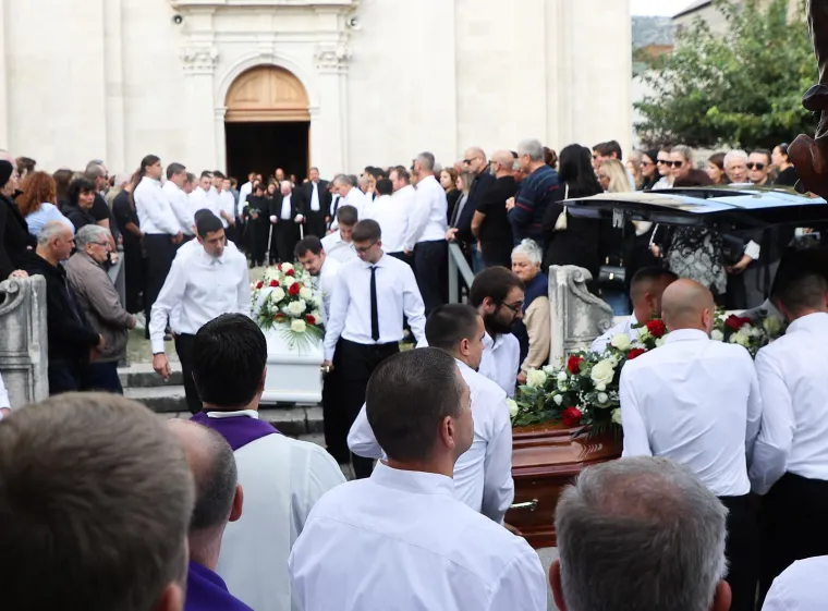 Dalmacija zavijena u crno: Pogledajte posljednji ispraćaj poginulih planinara