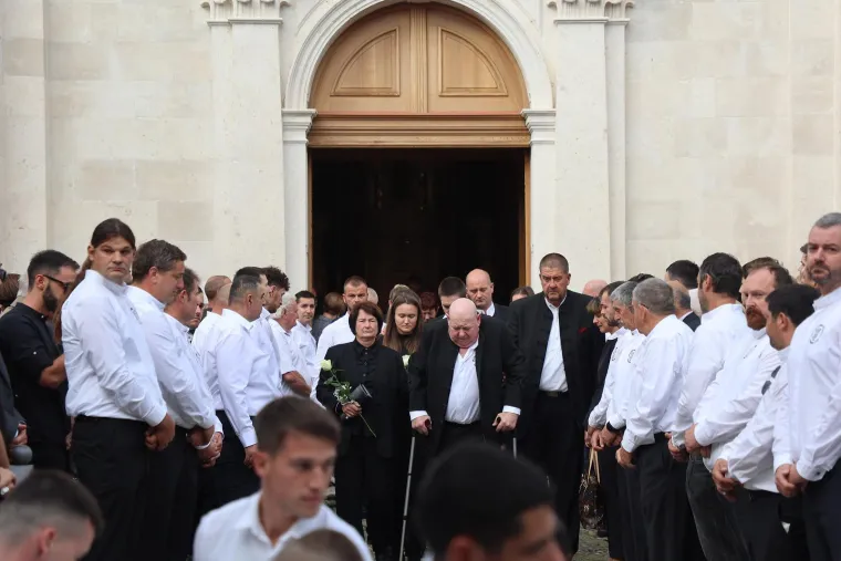 Dalmacija zavijena u crno: Pogledajte posljednji ispraćaj poginulih planinara