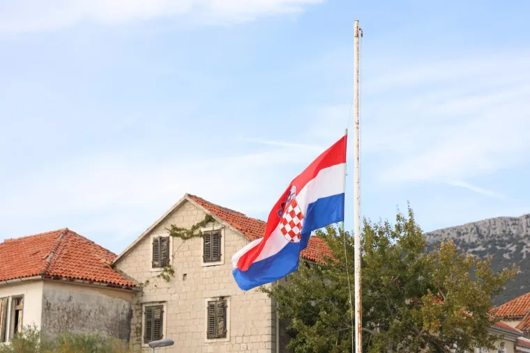 Dalmacija zavijena u crno: Pogledajte posljednji ispraćaj poginulih planinara