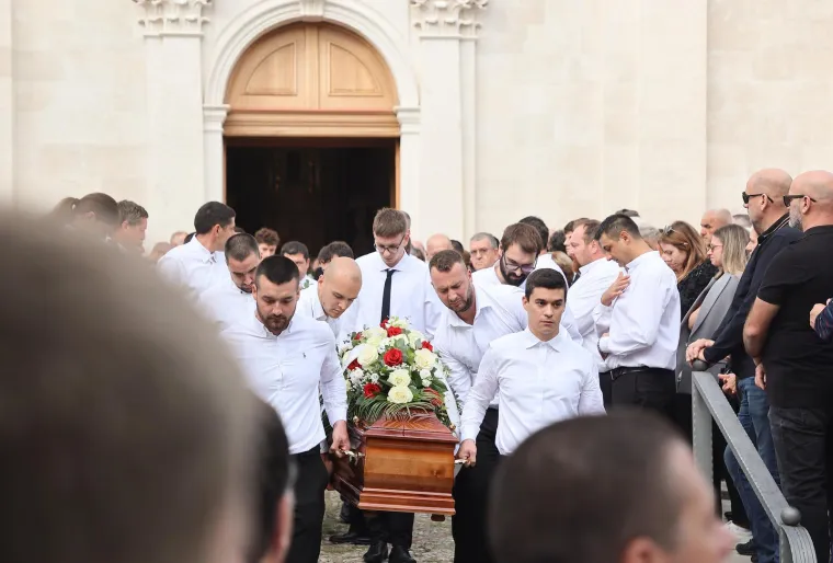 Dalmacija zavijena u crno: Pogledajte posljednji ispraćaj poginulih planinara