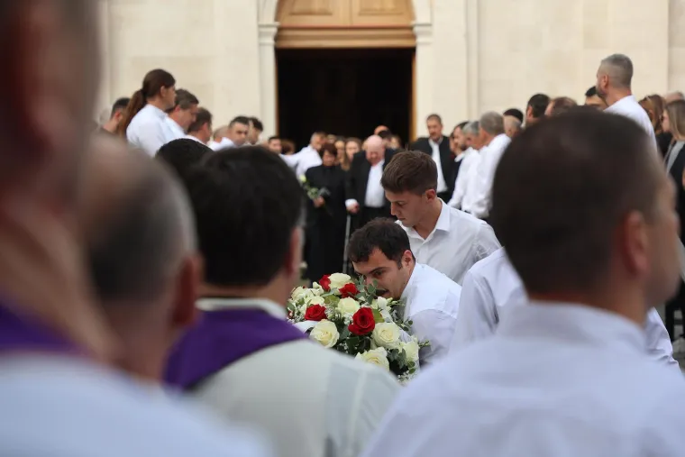 Dalmacija zavijena u crno: Pogledajte posljednji ispraćaj poginulih planinara