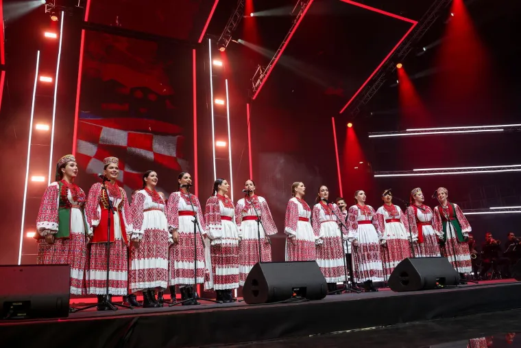 Zagreb je grmio tijekom koncerta u Areni: Krema domaće scene i hrvatske zastave u zraku