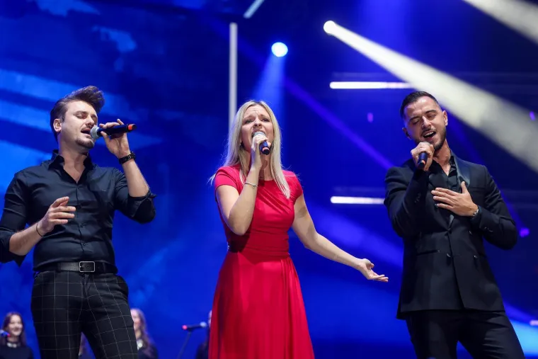 Zagreb je grmio tijekom koncerta u Areni: Krema domaće scene i hrvatske zastave u zraku