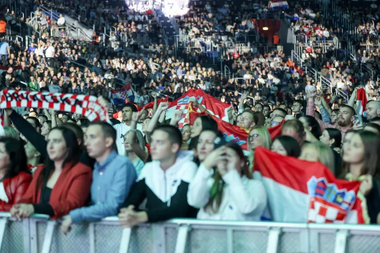 Zagreb je grmio tijekom koncerta u Areni: Krema domaće scene i hrvatske zastave u zraku