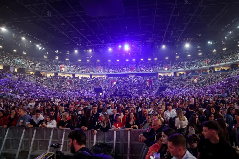 Zagreb je grmio tijekom koncerta u Areni: Krema domaće scene i hrvatske zastave u zraku