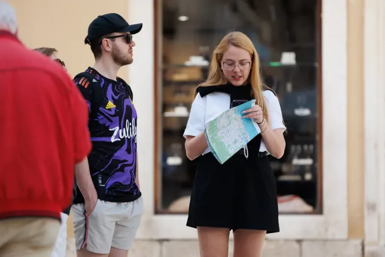 Vrckasta dama pro&scaron;etala i ostavila prolaznike bez teksta: Užarila atmosferu u Zadru