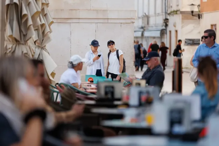 Vrckasta dama pro&scaron;etala i ostavila prolaznike bez teksta: Užarila atmosferu u Zadru