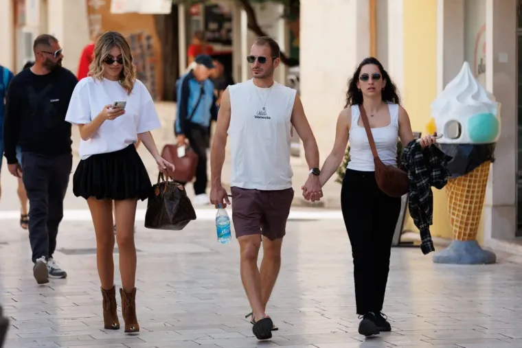 Vrckasta dama pro&scaron;etala i ostavila prolaznike bez teksta: Užarila atmosferu u Zadru