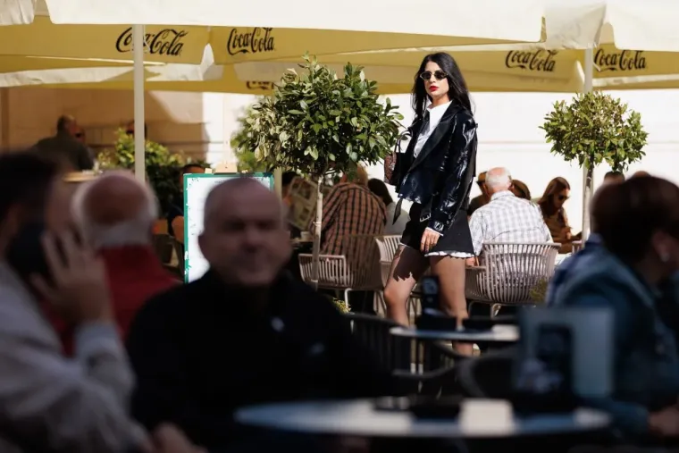 Vrckasta dama pro&scaron;etala i ostavila prolaznike bez teksta: Užarila atmosferu u Zadru