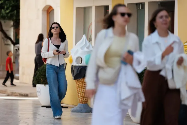 Vrckasta dama pro&scaron;etala i ostavila prolaznike bez teksta: Užarila atmosferu u Zadru