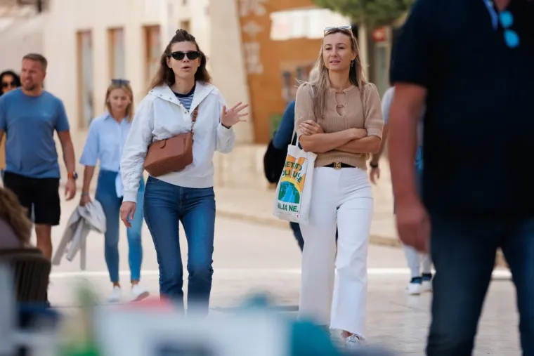 Vrckasta dama pro&scaron;etala i ostavila prolaznike bez teksta: Užarila atmosferu u Zadru