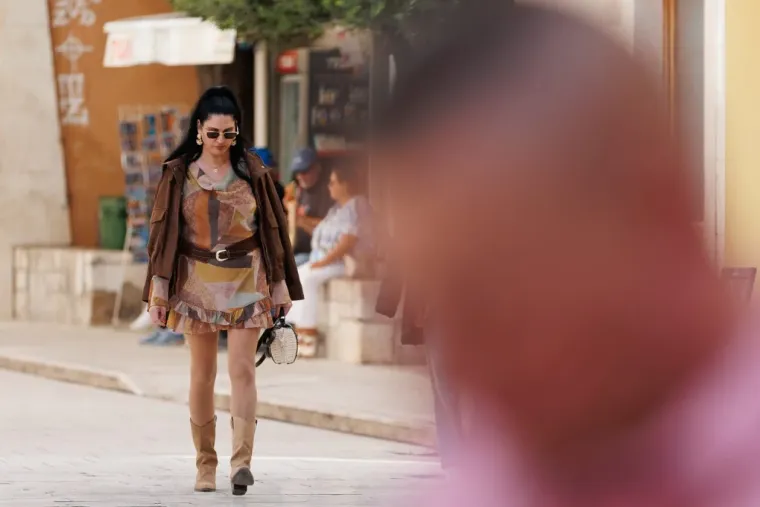 Vrckasta dama pro&scaron;etala i ostavila prolaznike bez teksta: Užarila atmosferu u Zadru