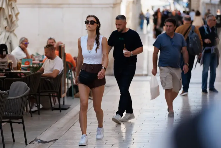 Vrckasta dama pro&scaron;etala i ostavila prolaznike bez teksta: Užarila atmosferu u Zadru