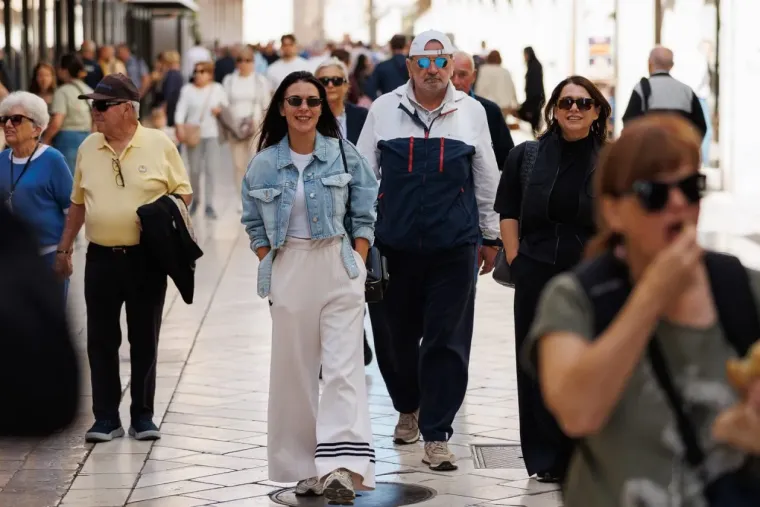 Vrckasta dama pro&scaron;etala i ostavila prolaznike bez teksta: Užarila atmosferu u Zadru