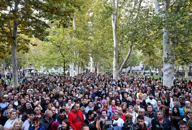 Harmonika, ljiljani i suze za Halida: Okupila se gomila obožavatelja, među njima i poznata lica