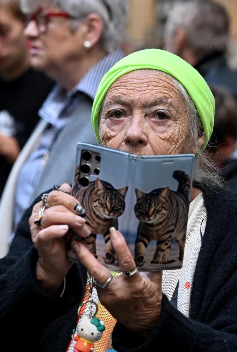 Harmonika, ljiljani i suze za Halida: Okupila se gomila obožavatelja, među njima i poznata lica