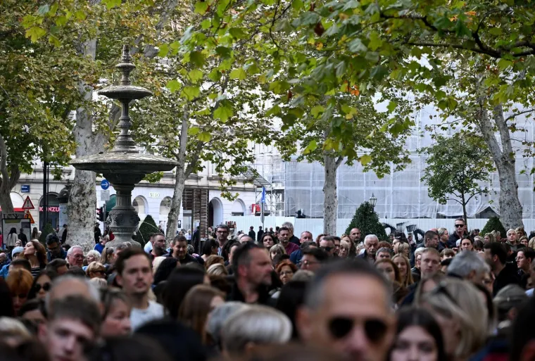 Harmonika, ljiljani i suze za Halida: Okupila se gomila obožavatelja, među njima i poznata lica