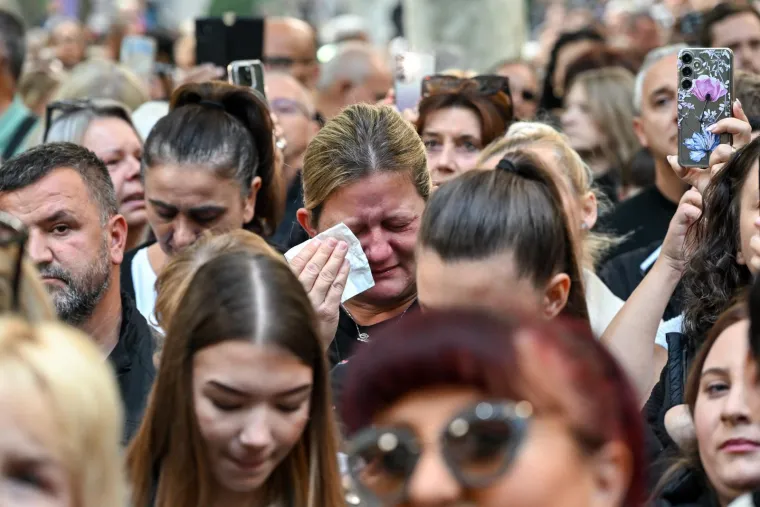 Sarajlije u suzama, stigla Hanka Paldum: Krenulo okupljanje u čast Halidu Be&scaron;liću