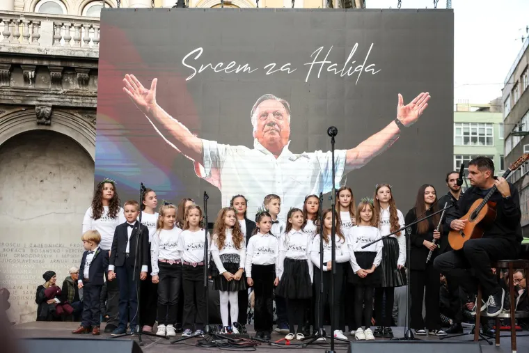 Sarajlije u suzama, stigla Hanka Paldum: Krenulo okupljanje u čast Halidu Be&scaron;liću