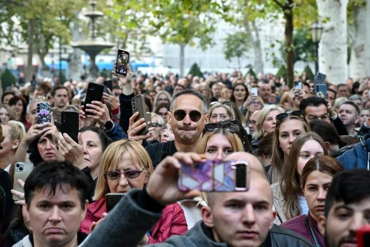 Sarajlije u suzama, stigla Hanka Paldum: Krenulo okupljanje u čast Halidu Be&scaron;liću