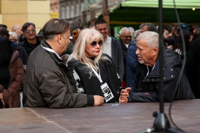 Sarajlije u suzama, stigla Hanka Paldum: Krenulo okupljanje u čast Halidu Be&scaron;liću