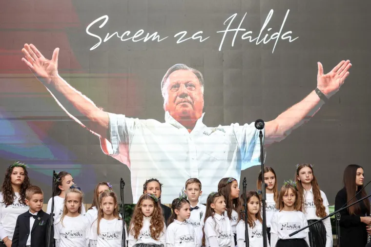 Sarajlije u suzama, stigla Hanka Paldum: Krenulo okupljanje u čast Halidu Be&scaron;liću