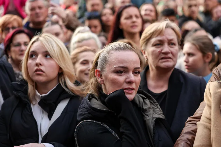 Sarajlije u suzama, stigla Hanka Paldum: Krenulo okupljanje u čast Halidu Be&scaron;liću