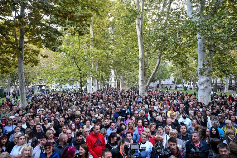 Sarajlije u suzama, stigla Hanka Paldum: Krenulo okupljanje u čast Halidu Be&scaron;liću