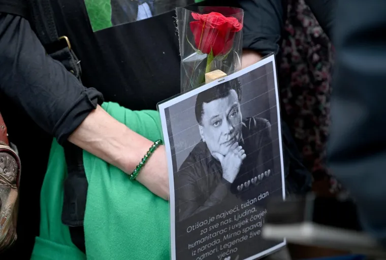 Harmonika, ljiljani i suze za Halida: Okupila se gomila obožavatelja, među njima i poznata lica