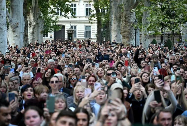 Harmonika, ljiljani i suze za Halida: Okupila se gomila obožavatelja, među njima i poznata lica